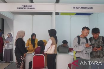 Pencari Kerja vs 2.750 Lowongan: Job Fair Sumedang Diserbu Ribuan Orang!