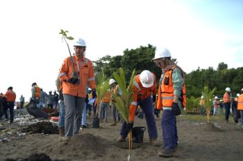 PT Vale tanam ratusan pohon dan kampanye hemat energi peringati Hari Bumi di Morowali