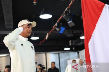 Pevoli pantai Bintang Akbar bawa bendera Indonesia di pembukaan ABG 2026