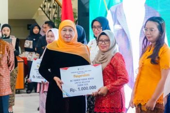 Gubernur Jatim salurkan DBHCHT dan KIP Putri Jawara untuk buruh