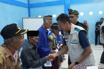 PLN hadirkan kepedulian bagi 15 lansia dhuafa di Lombok Timur