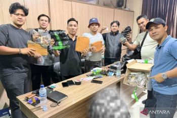 Polisi ringkus seorang pengedar narkoba jenis sabu dan ganja di Bekasi