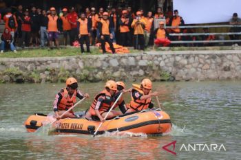 Pemkab Bekasi gelar lomba ketangkasan dayung perahu tingkatkan siaga bencana