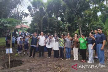 Peringati Hari Bumi, siswa SMP di Mentok tanam pohon lokal