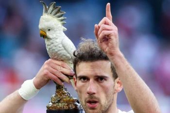 Patung kakatua simboli mesranya ruang ganti Bayern Muenchen