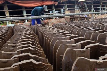 Harapan baru perajin genteng tanah liat di Trenggalek