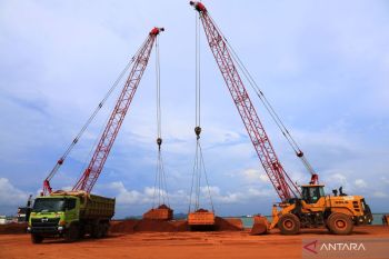 Aktivitas bongkar muat nonpetikemas di Pelabuhan Kijing