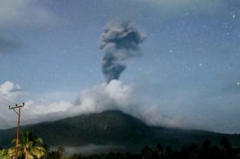 Gunung Lewotobi Laki-Laki alami erupsi setinggi 1.500 meter