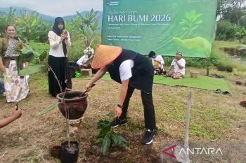 Peringati Hari Bumi Sedunia PT TWB tanam 100 pohon gayam di bantaran Sungai Sileng