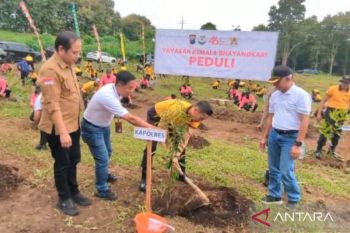 Polres Madiun dan Perhutani tanam ribuan bibit pohon di lahan kosong