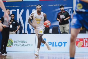 Kesatria menang telak 102-76 atas Satya Wacana