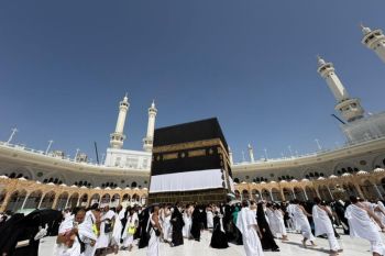 Menenun pengabdian di Tanah Suci