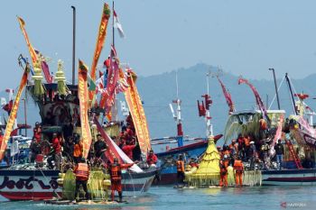 Tradisi larung sembonyo di Pelabuhan Prigi