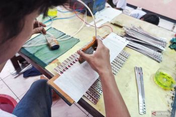 Perajin gelang di Asrama Haji Surabaya layani ribuan jamaah per hari