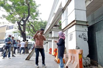 Kembalikan fungsi trotoar, Pemkot Surabaya bongkar fasad toko Nam