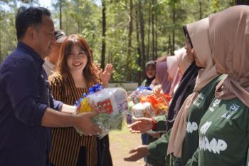 Srikandi Perhutani dan IIK Korwil Jatim salurkan paket sembako