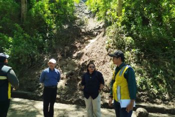 Anggota DPRD Jatim tinjau longsor Slahung Ponorogo