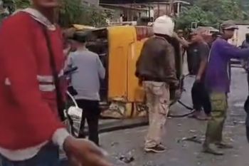 Polisi: 10 terluka dalam kecelakaan angkot ditabrak truk di Cipatat
