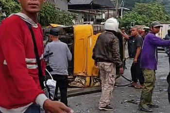 Brak! Truk Fuso Hantam Angkot Berisi Pelajar di Cipatat hingga Terguling