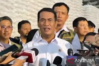 Mentan tinjau gudang beras Bulog di Karawang pastikan stok beras cukup hingga setahun ke depan