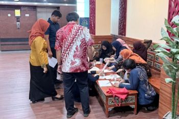Sebanyak 19 pegawai ESDM Jatim kembalikan uang pungli izin tambang