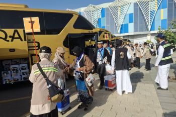 PPIH atur jamaah haji per rombongan di bus bandara agar tertata dan terintegrasi