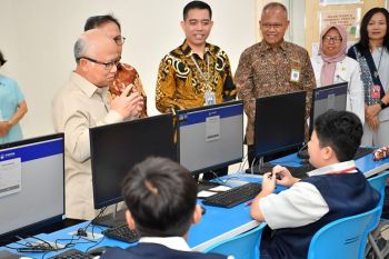Wamendikdasmen tinjau kesiapan muridikuti TKA SD di Surabaya