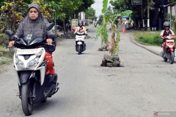 Warga protes jalan rusak di Blitar
