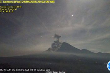 Gunung Semeru erupsi disertai luncuran awan panas sejauh 4,5 km pada Jumat malam