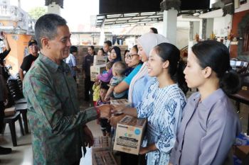 Pemkab Buleleng serahkan bantuan percepat turunkan stunting untuk ibu hamil dan balita