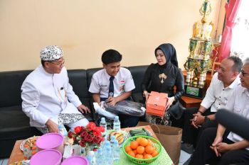 Wagub Jabar jamin keberlanjutan sekolah Ihsan yang viral putus sekolah