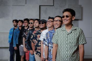 Penonton naik dango di Pontianak berorkesria bersama OB