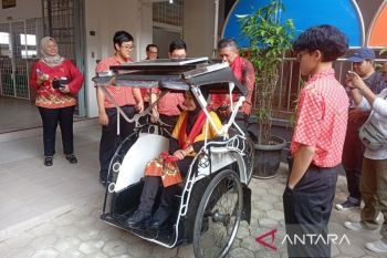 Pelajar ciptakan becak listrik berbasis energi surya