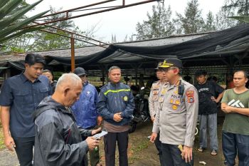 Tinjau lokasi terdampak cuaca buruk, Kapolresta Pangkalpinang salurkan bantuan ke warga