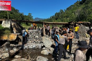 Polres Situbondo bangun jembatan Merah Putih bantu mobilitas warga