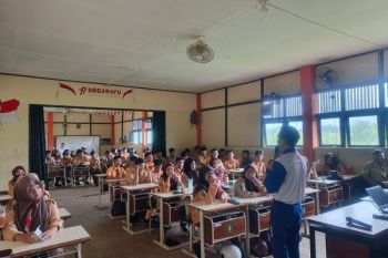 Giliran SMK N 1 Sungai Raya mendapatkan edukasi safety riding dari Asmo Kalbar