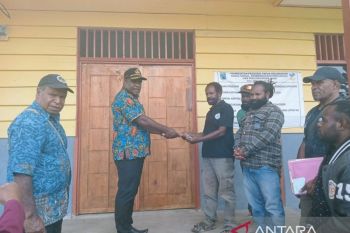 DLH Jayapura minta sekolah ajar siswa manfaatkan limbah botol plastik