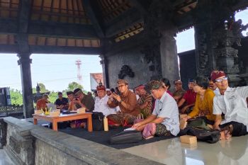 Buleleng minta desa adat kelola sampah dari sumber