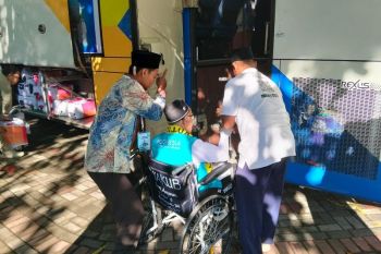 25 calon haji Mataram gunakan kursi roda