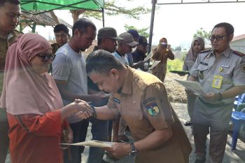 Wako Palu serahkan 180 sertifikat huntap warga penyintas bencana