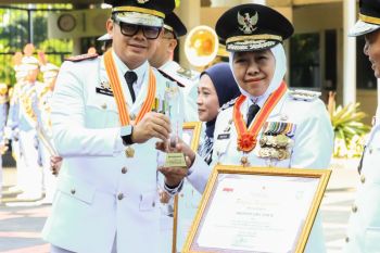 Gubernur Khofifah terima penghargaan EPPD 2025 dari Mendagri