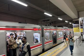 Penumpang KRL ke arah Bekasi tertahan di Stasiun Manggarai