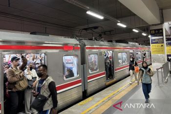 Ratusan penumpang KRL ke arah Bekasi tertahan di Stasiun Manggarai
