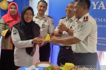 Rayakan HBP ke-62, Lapas Narkotika Rumbai Salurkan Gerobak untuk UMKM