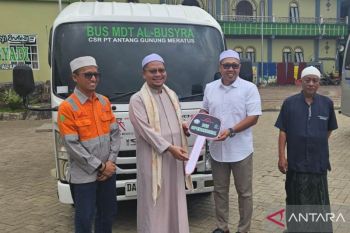 PT AGM hibahkan bantuan bus operasional untuk Ponpes Dalpa
