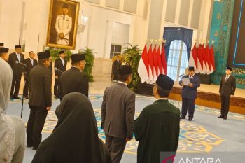 Tokoh buruh Jumhur Hidayat resmi jabat sebagai Menteri Lingkungan Hidup