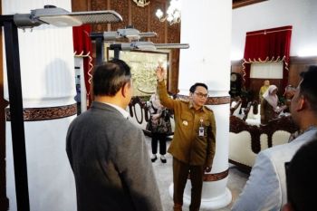 Pati terima hibah 20 unit lampu tenaga surya