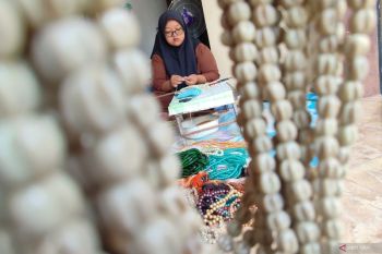 Kerajinan manik-manik di Jombang