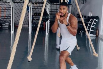Anthony Joshua tanda tangani kesepakatan hadapi Tyson Fury