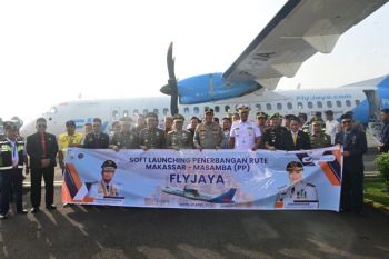 Gubernur Sulsel luncurkan penerbangan perdana rute Masamba-Makassar PP